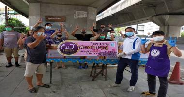 Group photo of APCD staff and deaf community under Rama IX expressway on August 20, 2021.