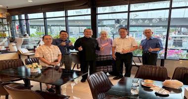 เอะ นิโนมิยะ อดีตผู้อำนวยการบริหาร APCD และคุณมาร์ซี่ นิโนมิยะ เยือน APCD