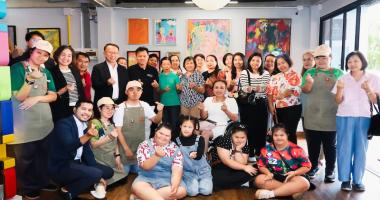 ภาพที่ 1 : รูปถ่ายหมู่ของทีมงาน APID APCD และศิลปินผู้พิการ