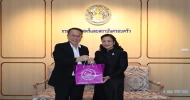 นายพิรุณ ลายสมิต ผู้อำนวยการบริหาร ศูนย์พัฒนาและฝึกอบรมคนพิการแห่งเอเชียและแปซิฟิก (APCD) นำทีมงาน APCD เข้าอวยพรปีใหม่ นางสาวจตุพร โรจนพานิช อธิบดีกรมกิจการสตรีและสถาบันครอบครัว