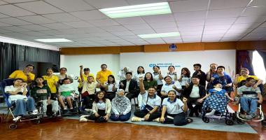ทีมงานและผู้เข้าร่วมยืนถ่ายภาพร่วมกันอย่างอบอุ่น เปิดงาน CP World Day พร้อมพลังบวกและหัวใจเต็มเปี่ยมร่วมสร้างรอยยิ้ม